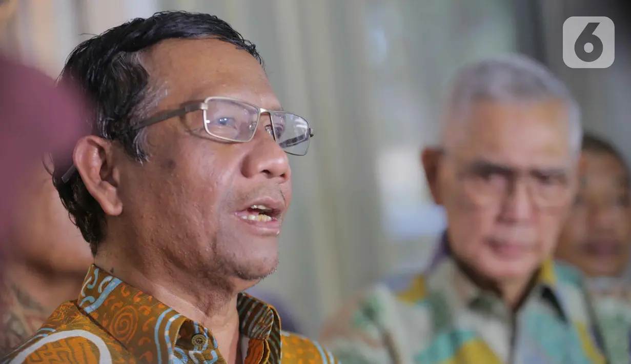 Ketua Umum Gerakan Suluh Kebangsaan Mahfud MD memberikan keterangan usai pertemuan tertutup di kediaman Wakil Presiden ke 6 Try Sutrisno di Jakarta, Kamis (3/10/2019). Pertemuan tersebut selain silaturahmi juga mendiskusikan berbagai isu kebangsaan saat ini. (Liputan6.com/Faizal Fanani)