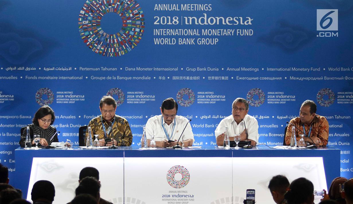 Ketua Panitia Nasional Penyelenggara Pertemuan Tahunan IMF-Bank Dunia Luhut Binsar Panjaitan memberi keterangan di Bali, Senin (8/10). Menurut Luhut, jumlah peserta IMF dan World Bank telah melebihi target. (Liputan6.com/Angga Yuniar)