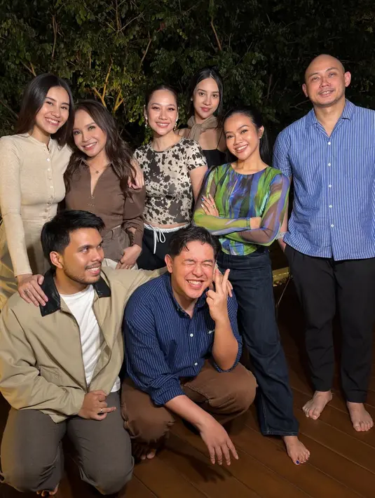 Rossa terlihat hadir merayakan ulang tahun Yura Yunita mengenakan atasan lengan panjang coklat kerah v neck. Ada juga Aaliyah Massaid mengenakan atasan cardigan coklat muda. [@aaliyah.massaid]