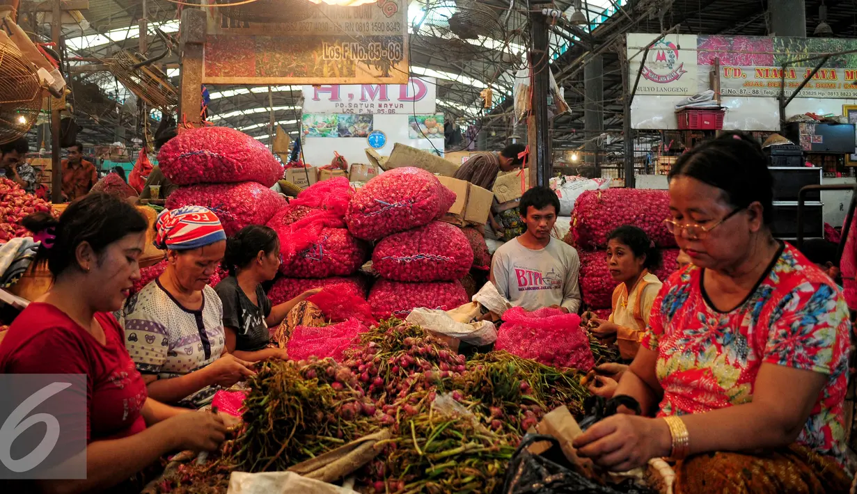 Aktifitas para pedagang bawang di Pasar Induk Kramat Jati, Jakarta, Jumat (19/6/2015). Bawang merah mengalami kenaikan dari harga Rp 20 ribu/kg saat ini mencapai Rp 22 ribu hingga 25 ribu/kg. (Liputan6.com/Yoppy Renato)