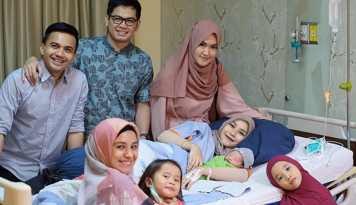 "ngebuat kali ini kita mantep buat sunatin bayi laki2 setelah lahir .. surprise juga pas tau dr adik ipar yang tinggal di madinah, kalo ternyata di saudi sudah hal biasa bayi baru lahir sebelum pulang di sunat dulu di RS .." tulis Zaskia.