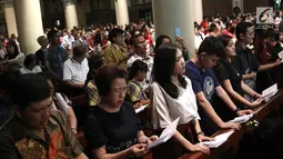 Jemaat ketika memanjatkan doa pada Misa Natal 2018 di Gereja Katedral, Jakarta, Senin (24/12). Misa Natal 2018 yang dipimpin Pastor kepala paroki Hani Rudi Hartoko mengusung tema "Yesus Kristus Hikmat Bagi Kita”. (Liputan6.com/Herman Zakharia)