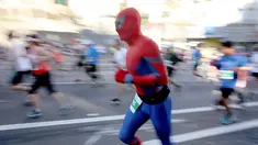 Salah satu peserta mengenakan kostum Spiderman saat berpartisipasi dalam lomba lari City2Surf Fun di Sydney, Australia, Minggu (13/8). Lomba ini merupakan acara lari santai tahunan dengan rute sepanjang 14 kilometer. (AP Photo/Rick Rycroft)