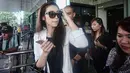 Artis Velove Vexia sekaligus putri pengacara OC Kaligis usai menyambangi Gedung KPK, Jakarta, Kamis (23/7/2015). Velove akhirnya dapat bertemu dengan ayahnya yang menjadi tersangka kasus dugaan suap tiga Hakim PTUN Medan. (Liputan6.com/Yoppy Renato)