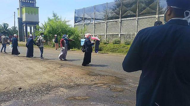 Sebanyak 1500 masker dibagikan kepada pengendara dan warga di jalan Meulaboh - Tapak Tuan, Minggu (29/9/2019), namun tujuannya bukan meminimalisir dampak kabut asap, tetapi debu batu bara (Liputan6.com/Rino Abonita)