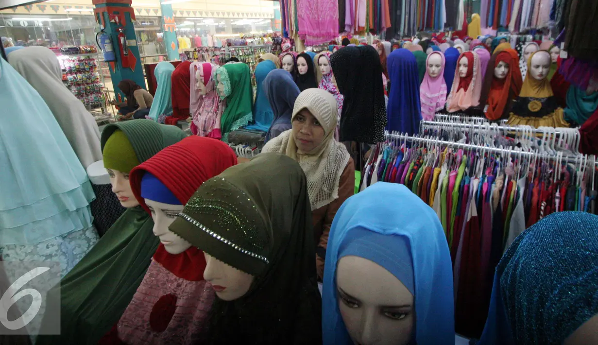 Pengunjung memilih model  jilbab yang di jual di pasar Beringharjo, Yogyakarta, Rabu, (8/6/2016). Saat bulan ramadan, penjualan pakaian muslim mengalami peningkatan. (Liputan6.com/Boy Harjanto)