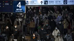 Pelancong berjalan di sepanjang concourse di Stasiun Kereta Api Beijing West di Beijing, Rabu, 18 Januari 2023. China pada Desember mencabut kebijakan "nol-COVID" yang ketat, melepaskan gelombang keinginan perjalanan yang terpendam, terutama di sekitar waktu terpenting China untuk pertemuan keluarga, yang disebut di China sebagai Festival Musim Semi, yang mungkin satu-satunya waktu di satu tahun ketika pekerja perkotaan kembali ke kampung halaman mereka. (AP Photo/Mark Schiefelbein)