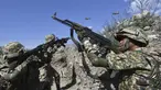 Tentara Kyrgyzstan saat latihan militer bersama di tempat latihan Edelweiss, Kyrgyzstan, Kamis (9/9/2021). Latihan militer bersama ini diikuti negara-negara Organisasi Perjanjian Keamanan Kolektif atau Collective Security Treaty Organization (CSTO). (AP Photo/Vladimir Voronin)