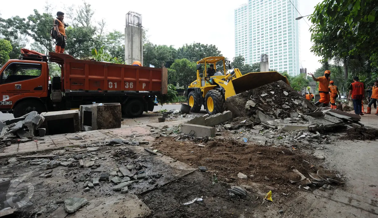 Alat berat dikerahkan untuk menertibkan pedagang tanaman hias di trotoar Jalan Asia Afrika, Jakarta, Selasa (18/5/2016). Penertiban ini terkait revitalisasi trotoar dan persiapan menyambut Asian Games 2018 mendatang. (Liputan6.com/Helmi Fithriansyah)