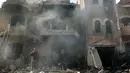 Seorang pria berdiri di depan puing-puing bangunan yang masih berasap di lokasi serangan udara Israel yang menargetkan sebuah lingkungan di Baalbeck di lembah Bekaa timur Lebanon pada 10 November 2024. (Nidal SOLH/AFP)