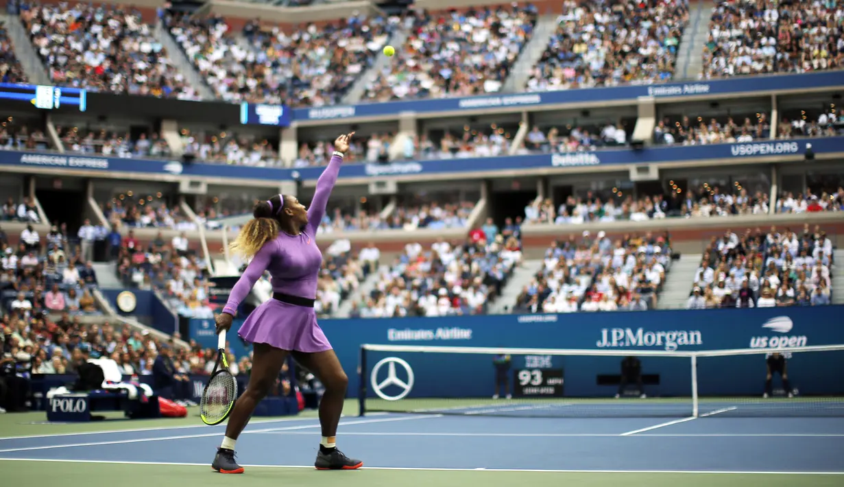 Petenis Amerika Serikat, Serena Williams menservis bola saat bertanding melawan Bianca Andreescu dari Kanada pada pertandingan final AS Terbuka 2019 di New York (7/9/2019). Andreescu menang atas Serena 6-3, 7-5. (AP Photo/Sarah Stier)