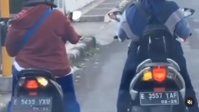 6 Potret Emak-emak Belok Tak Sesuai Lampu Sein Ini Bikin Tepuk Jidat