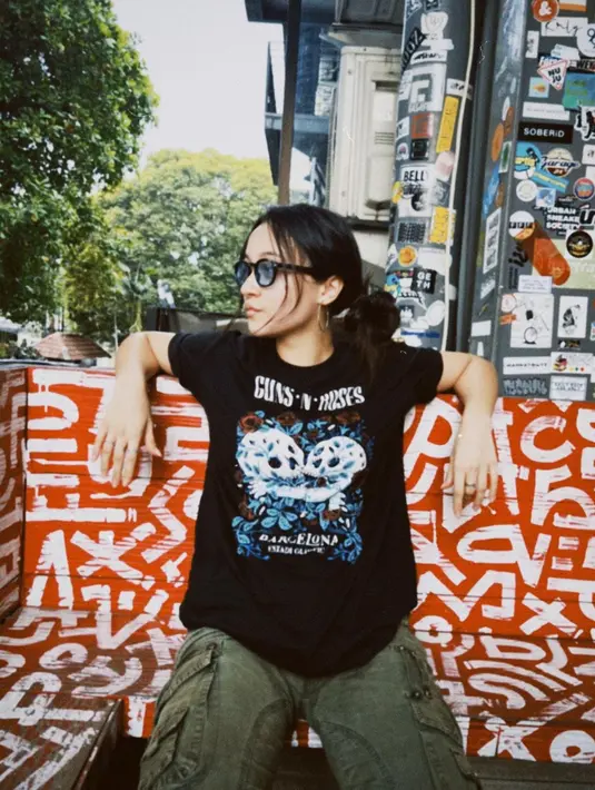 <p>Menggunakan kaos hitam serta kacamata, gaya rock Megan ini juga bisa dijadikan inspirasi. Terlebih, dirinya memilih memakai aksesoris sederhana dan mengikat rambutnya secara simpel. (Liputan6.com/IG/@megandomani1410)</p>
