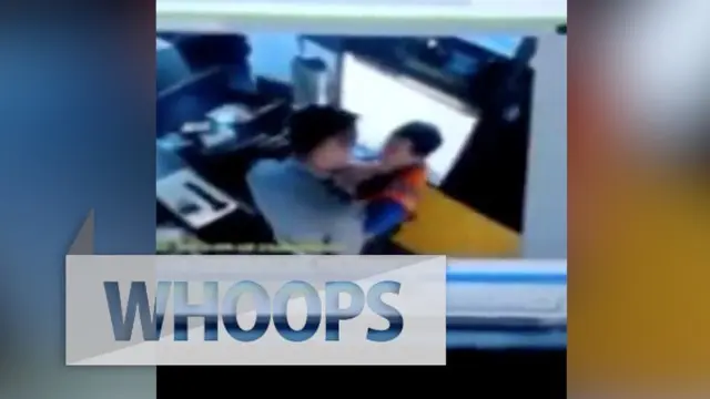 WHOOPS: Terekam CCTV, Polisi Mencekik Petugas Tol 