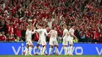 Para pemain Denmark melakukan selebrasi usai Joakim Maehle mencetak gol ke gawang Rusia pada pertandingan Grup B Euro 2020 di Stadion Parken, Kopenhagen, Denmark, Senin (21/6/2021). Denmark menang 4-1. (Jonathan Nackstrand/Pool via AP)