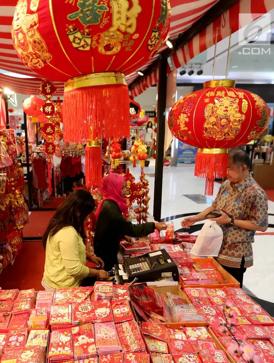 Pengunjung membeli pernak-pernik Imlek di atrium Lippo Mall Puri, Jakarta, Jumat (01/2). Kegiatan menyambut Tahun Baru Imlek yang mengusung tema Let’s Gong Xi berlangsung hingga 28 Februari 2019. (Liputan6.com/Fery Pradolo)