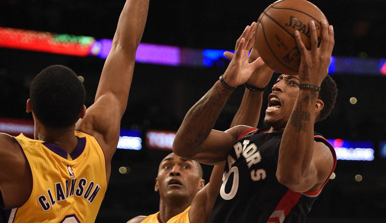 Pemain Toronto Raptors DeMar DeRozan (kanan)  mencoba melakukan tembakan dari hadangan pemain LA Lakers di Staples Center, Sabtu (21/11/2015). (Reuters/Mandatory Credit: Kelvin Kuo-USA TODAY Sports)