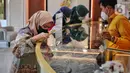 <p>Pegawai melayani beberapa pelanggan di Galeri 24, Jakarta, Selasa (13/9/2022). Harga emas 24 karat keluaran Logam Mulia PT Aneka Tambang (Persero) Tbk (ANTM) naik Rp 3.000 dari perdagangan kemarin. (Liputan6.com/Angga Yuniar)</p>