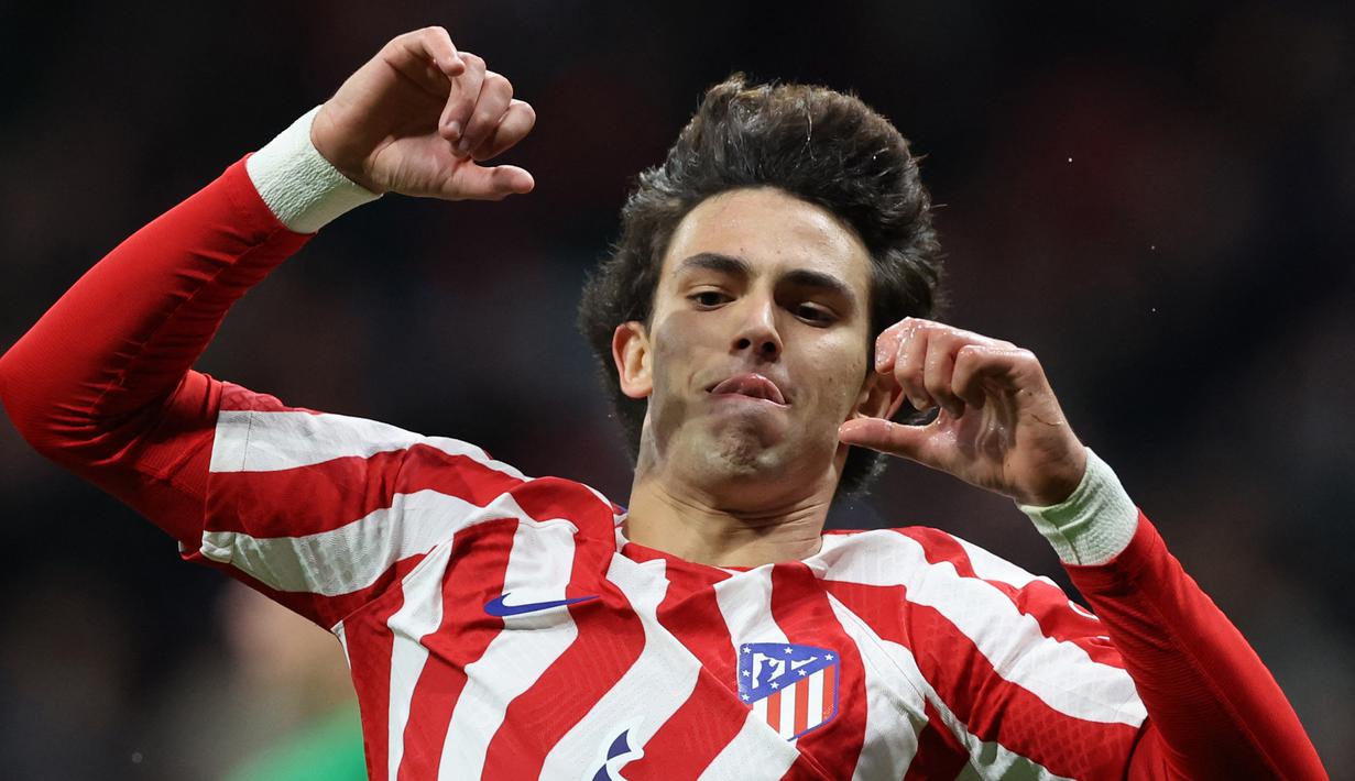 Chelsea menjadi salah satu klub yang aktif dalam setiap bursa transfer pemain, baik pada bursa transfer pemain di awal musim maupun tengah musim. The Blues kerap mendatangkan pemain-pemain dari luar Inggris seperti dari Liga Spanyol. Salah satu klub Liga Spanyol yang menjadi langganan The Blues dalam mendatangkan pemain adalah Atletico Madrid. Tercatat, 5 Pemain pernah didatangkan Chelsea dari Atletico Madrid, termasuk Joao Felix yang segera merapat. Berikut daftar kelima pemain tersebut. (AFP/Pierre-Philippe Marcou)