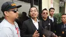 Pengacara pedangdut Saipul Jamil, Deddy DJ (tengah) memberi pernyataan di PN Jakarta Utara, Senin (21/1). Deddy menyebut Saipul Jamil akan menghirup udara segar dua bulan ke depan. (Kapanlagi.com/Bayu Herdianto)