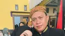 Selain memamerkan keserasiannya bersama sang suami, Putri Isnari juga membagikan potretnya bareng Haji Alwi Ruslan. Pelantun lagu 'Bintangku' itu menuliskan doa agar ayah mertuanya itu sehat selalu. Potretnya bareng mertua ini pun banjir pujian warganet. (Liputan6.com/IG/@putriisnari3)