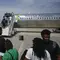 Para penumpang menunggu untuk menaiki pesawat World Atlantic di Bandara Internasional Toussaint Louverture di Port-au-Prince, Haiti, Senin, 20 Mei 2024. (AP Photo/Ramon Espinosa)