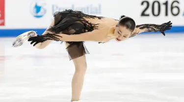 Pemain ice skating, Mao Asada beraksi meluncur dengan satu kaki pada figure skating  dalam perlombaan Skate America 2016 di Sears Center Arena, Chicago, AS (21/10)