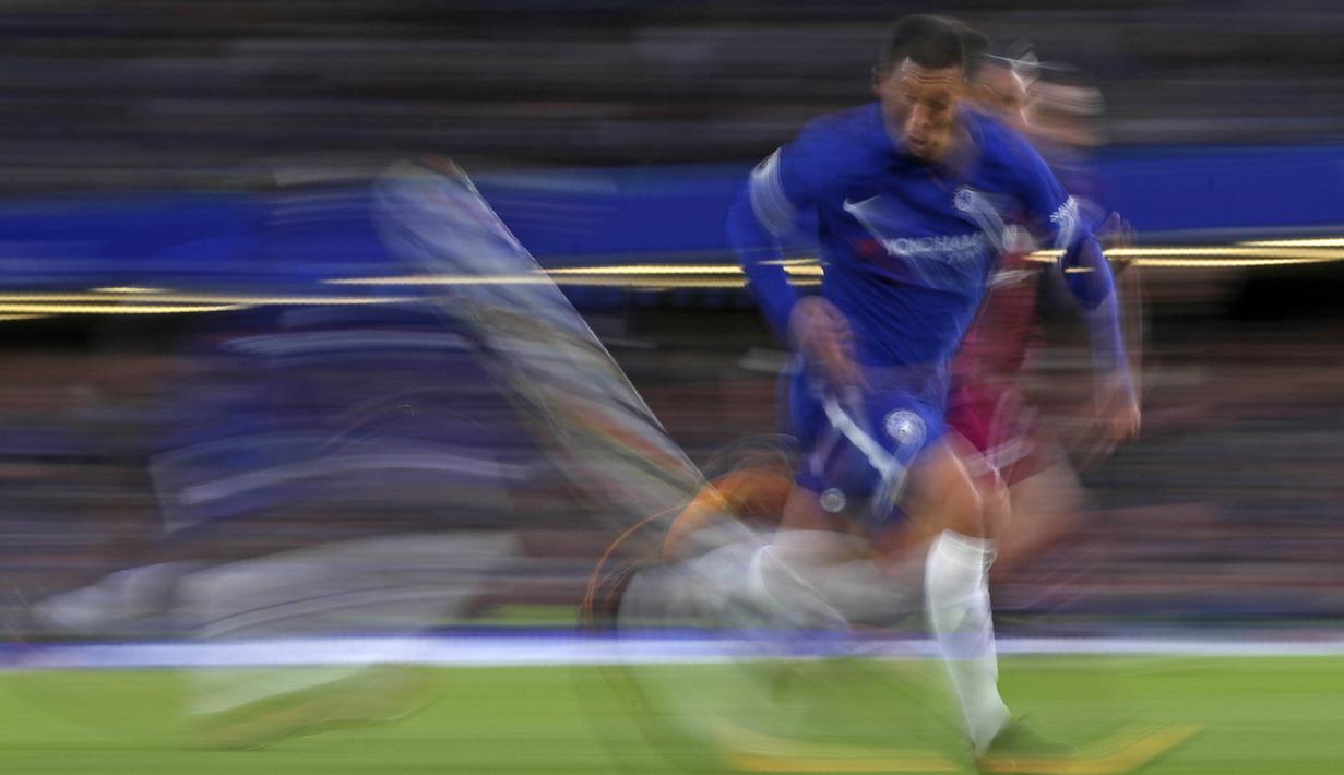 Gelandang Chelsea, Eden Hazard, berlari saat melawan Manchester City pada laga Premier League di Stadion Stamford Bridge, London, Sabtu (30/9/2017). Chelsea kalah 0-1 dari City. (AFP/Adrian Dennis)