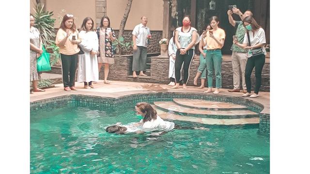 Bantah Pindah Keyakinan, Ini 7 Momen Haru Marsha Aruan saat Dibaptis