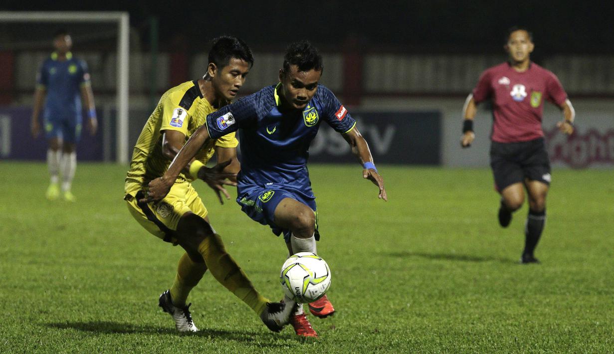 Bek Bhayangkara FC, Putu Gede, berusaha merebut bola saat melawan PSIS Semarang pada laga Piala Indonesia di Stadion PTIK, Jakarta, Selasa (19/2). Bhayangkara FC bermain imbang 1-1 melawan PSIS. (Bola.com/Yoppy Renato)