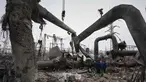 Para pekerja membersihkan kerusakan di Pembangkit Listrik Tenaga Panas (PLTP) Darnytsia setelah serangan Rusia di Kyiv, Ukraina, Rabu 4 Februari 2026. Pembangkit Listrik Tenaga Panas (PLTP) Darnytsia (CHP-4) di Kyiv mengalami kerusakan parah akibat serangan udara Rusia pada 2-3 Februari 2026 malam waktu setempat. (AP Photo/Sergei Grits)