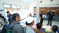 Gubernur Jawa Tengah (Jateng) Ganjar Pranowo menyerahkan bantuan keuangan hingga hibah sosial kepada warga di Kabupaten Kendal. Bantuan diserahkan Ganjar secara simbolis di Balai Desa Sidorejo, Kecamatan Brangsong
