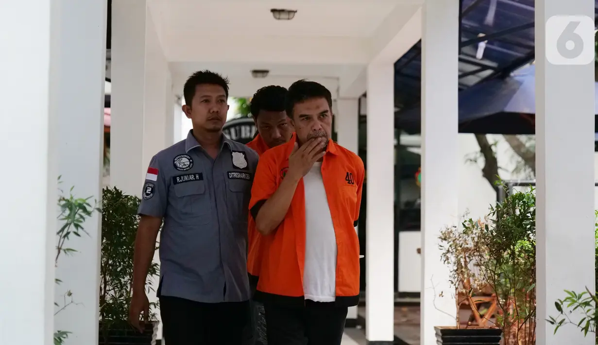 Sutradara Amir Mirza Gumay (kanan) saat dihadirkan dalam rilis kasus narkoba yang menjeratnya di Polda Metro Jaya, Jakarta, Kamis (17/10). Polisi menangkap Amir Mirza Gumay bersama dua orang lainnya. (Liputan6.com/Herman Zakharia)