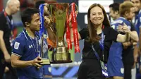 Madam Pang ternyata sudah memberi bonus pemanasan kepada Timnas Thailand. Kabarnya dia memberikan hadiah kepada pemain dan staff pelatih masing-masing Iphone 13 dan jam tangan Rolex setelah berhasil lolos dari fase Grup A. (AP/Suhaimi Abdullah)