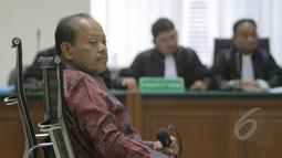Sutan Bhatoegana saat menjalani sidang dakwaan di Pengadilan Tindak Pidana Korupsi (Tipikor), Jakarta, Kamis (16/04/2015). Sutan didakwa menerima hadiah atau gratifikasi dari Sekjen ESDM, Waryono Karyo sebesar USD 140 ribu. (Liputan6.com/Andrian M Tunay)