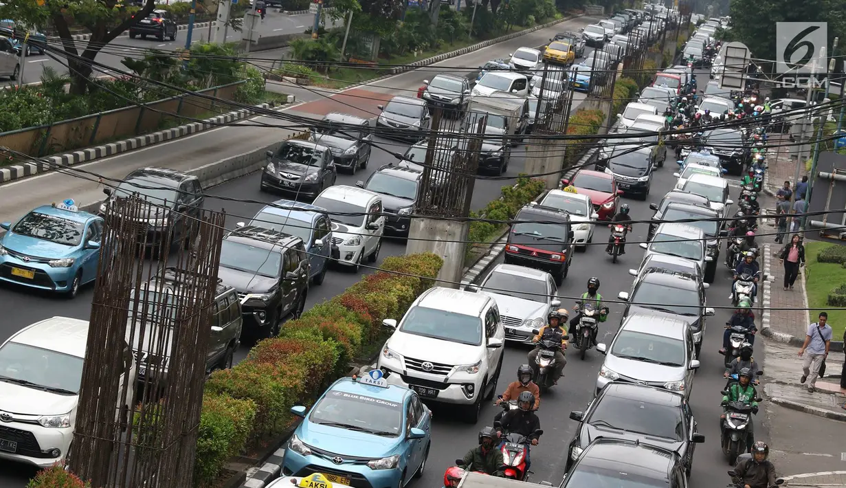 Sejumlah kendaraan melintas di Jalan HR Rasuna Said, Kuningan, Jakarta, Kamis (22/6). Pemprov DKI berencana akan menambah ruas jalan yang tidak boleh dilalui oleh sepeda motor di tiga ruas jalan protokol ibu kota. (Liputan6.com/Immanuel Antonius)