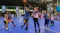 Tak hanya pebasket putra, para pebasket putri juga antusias mendapatkan pelatihan dari pebasket NBA, Marvin Williams. (Bola.com/Vitalis Yogi Trisna)