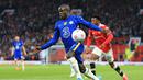 <p>Gelandang Chelsea, N'Golo Kante berlari dengan bola saat menghadapi Manchester United pada laga Liga Inggris 2021/2022 di Old Trafford Stadium, Manchester (28/4/2022). Akibat dilanda cedera dan baru tampil dua kali bagi Chelsea musim 2022/2023 ini, nilai pasar N'Golo Kante turun 10 juta euro dari 30 juta euro (Rp490 miliar) menjadi 20 juta euro (Rp327 miliar). (AFP/Lindsey Parnaby)</p>