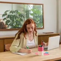 Sering merasa kewalahan dengan berbagai urusan yang menumpuk? Life admin day bisa menjadi solusi untuk membuat keseharianmu lebih terorganisir. [Dok/Pexels.com/RDNE Stock project].