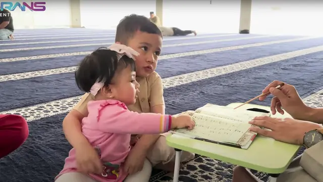 Potret Lily Ikut Rayyanza Mengaji (credit: YouTube/Rans Entertainment)