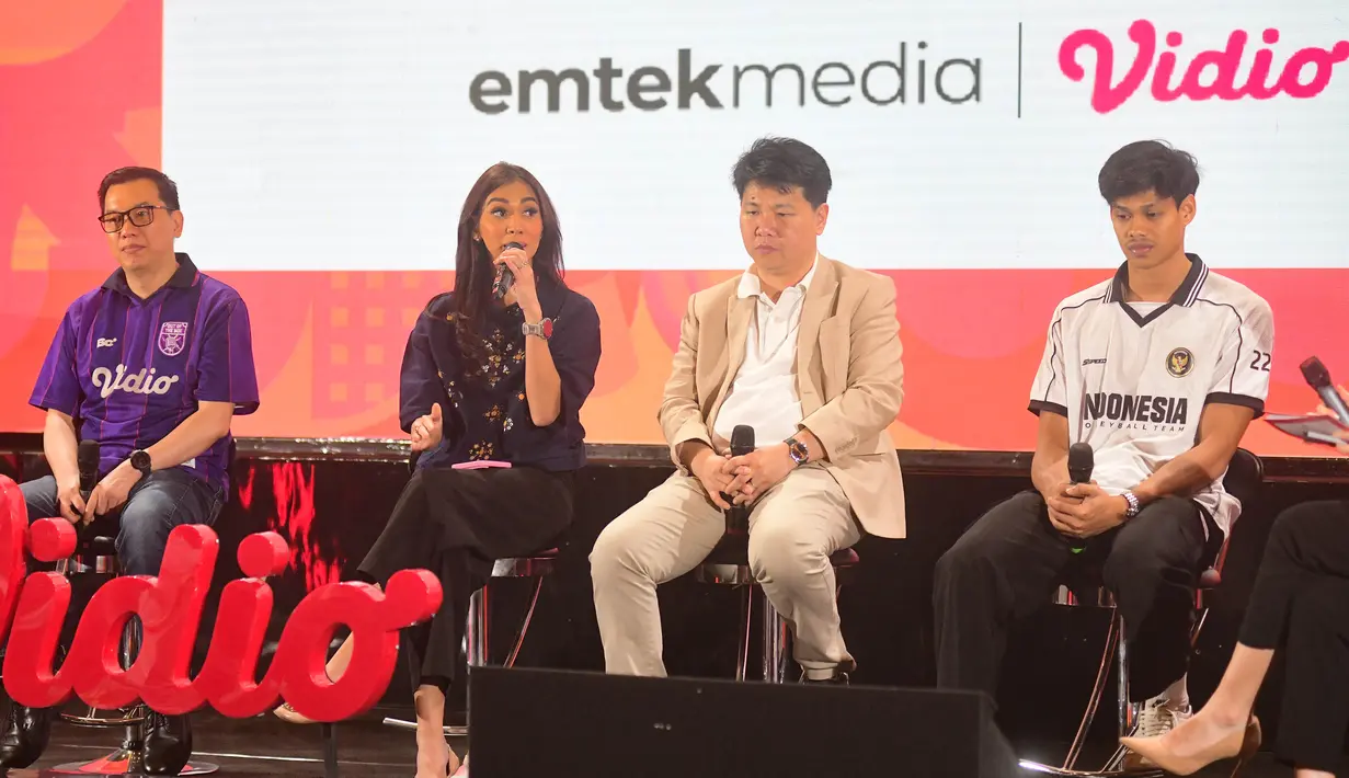 (Dari kiri) Managing Director Vidio Hermawan Sutanto, Deputi 3 CDM Tim Indonesia Asian Games Aichi Nagoya 2026 Anggy Pasaribu, Head of Sports Emtek Media dan CEO Nex Hendy Lim dan Atlet Timnas Putra Bola Voli Boy Arnez saat konferensi pers hak siar dan penayangan Asian Games 2026 di Studio Lantai 8 SCTV Tower, Senayan City, Jakarta, Jumat, 4 September 2026. (KLY/ Arie Basuki)