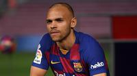 Penyerang baru Barcelona, Martin Braithwaite berpose selama presentasi dirinya di Barcelona, Spanyol (20/2/2020). Barcelona membutuhkan tambahan tenaga karena dua striker mereka Luis Suarez dan Ousmane Debele cedera secara bersamaan. (AFP/Josep Lago)