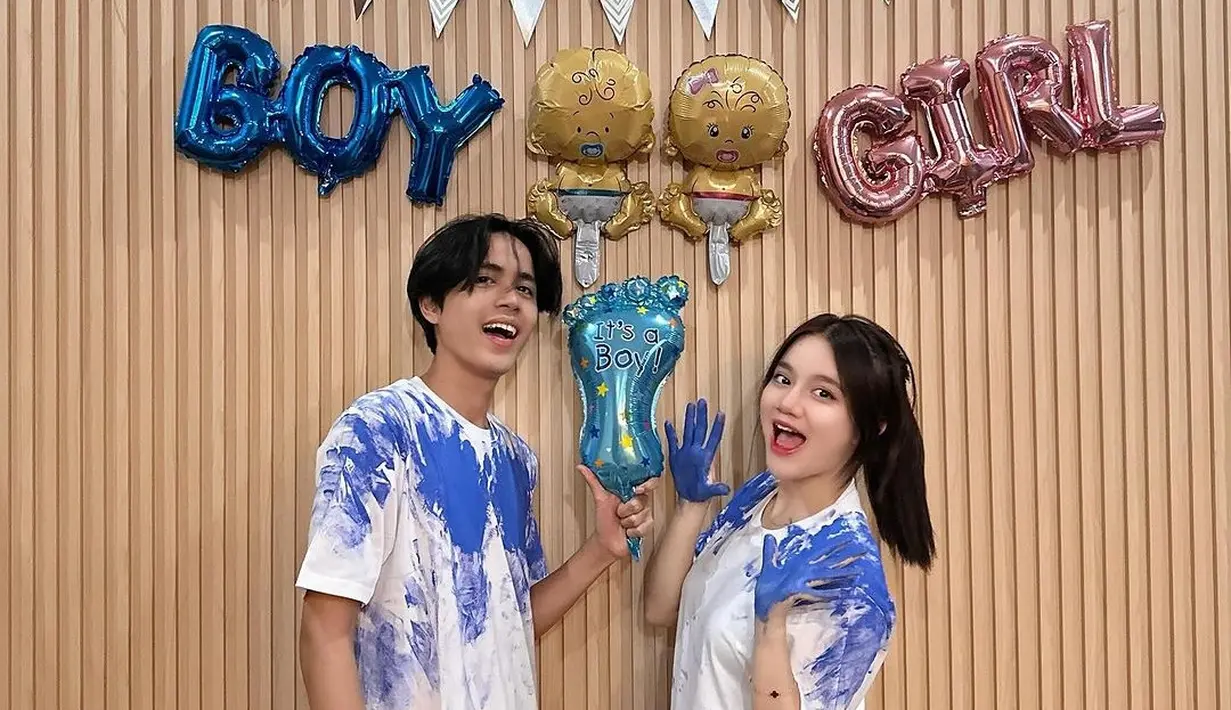 Momen bahagia saat mereka mengadakan acara pengumuman jenis kelamin bayi mereka, di mana dekorasi menunjukkan balon biru bertuliskan "It's a Boy," menandakan bahwa mereka akan menyambut seorang bayi laki-laki.. Meski digelar sederhana, kebahagiaan mereka segera banjir pujian dari netizen lewat kolom komentar. (Liputan6.com/IG/@ewkharis)