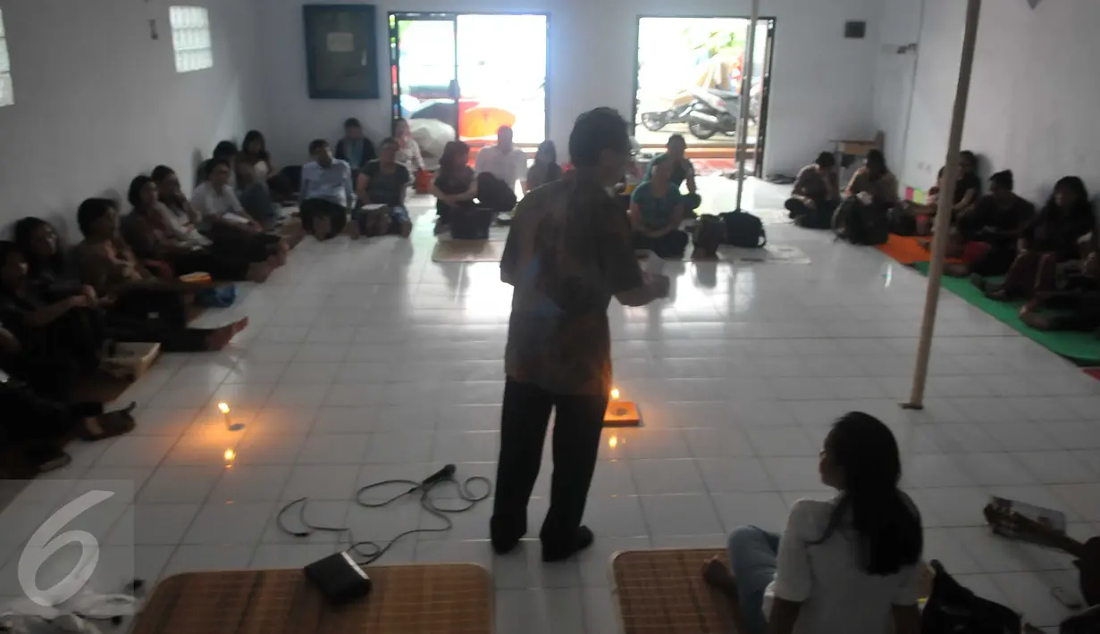 Pendeta memberikan khutbah di Gereja Bethel Indonesia Kalijodo, Jakarta, Minggu (28/2/2016). Pemprov DKI Jakarta memberi kesempatan kepada warga Kristiani untuk beribadah sebelum penggusuran pada 29 Februari. (Liputan6.com/Gempur M Surya)