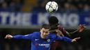 Gelandang Chelsea, Eden Hazard, duel udara dengan bek Barcelona, Samuel Umtiti, pada laga Liga Champions di Stadion Stamford Bridge, London, Selasa (20/2/2018). Hingga babak pertama usai kedudukan masinh imbang 0-0. (AFP/Ian Kington)