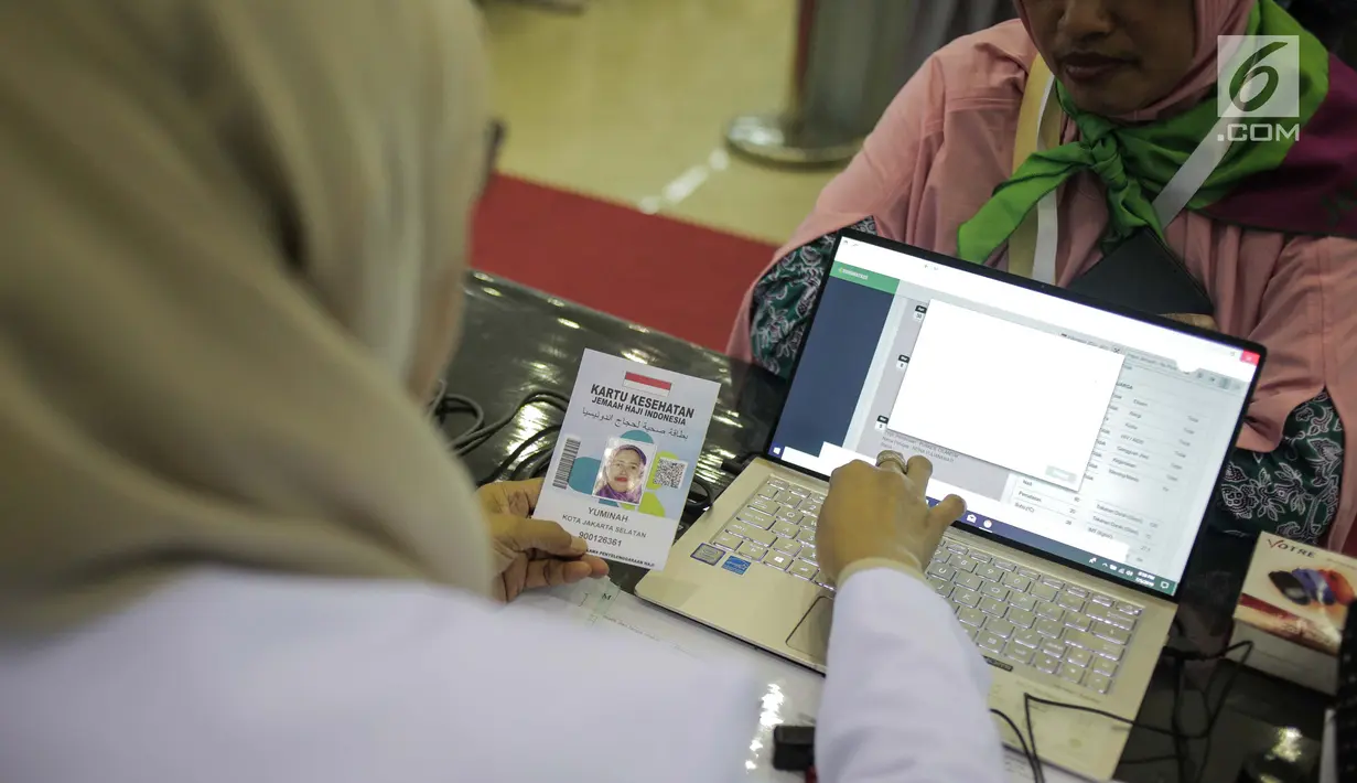 Panitia Penyelenggara Ibadah Haji (PPIH) mendata kelengkapan administrasi calon jemaah haji kloter pertama di Asrama Haji, Jakarta, Sabtu (6/7/2019). Pengecekan kelengkapan administrasi berupa cek kesehatan, foto biometrik dan sidik jari untuk keperluan imigrasi di embarkasi. (Liputan6.com/Faizal Fa