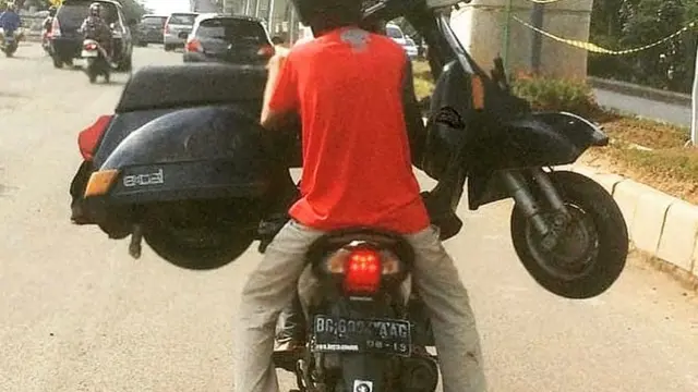 tingkah nyeleneh orang Indonesia (foto: twitter/@CrazyinINA)