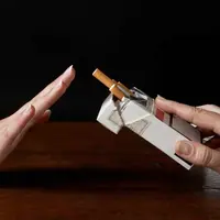 Bukannya buket bunga, cewek ini kasih buket rokok ke pacarnya yang di wisuda. (Ilustrasi: pakurdunews1.blogspot.com)