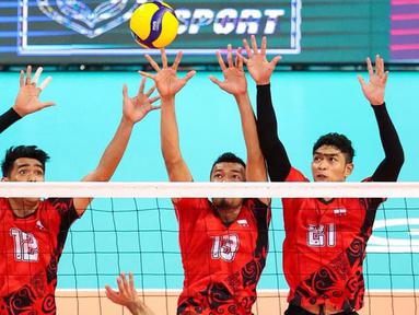 Pemain Timnas Voli Putra Indonesia, Rivan Nurmulki (kiri), Hernanda Zulfi (tengah), dan Doni Haryono berusaha membendung bola dari pemain Timnas Voli Putra Bahrain pada laga Pool F AVC Challenge Cup for men 2023 di Chinese Taipei, Senin (10/07/2023). (Twitter/@AsianVolleyball)