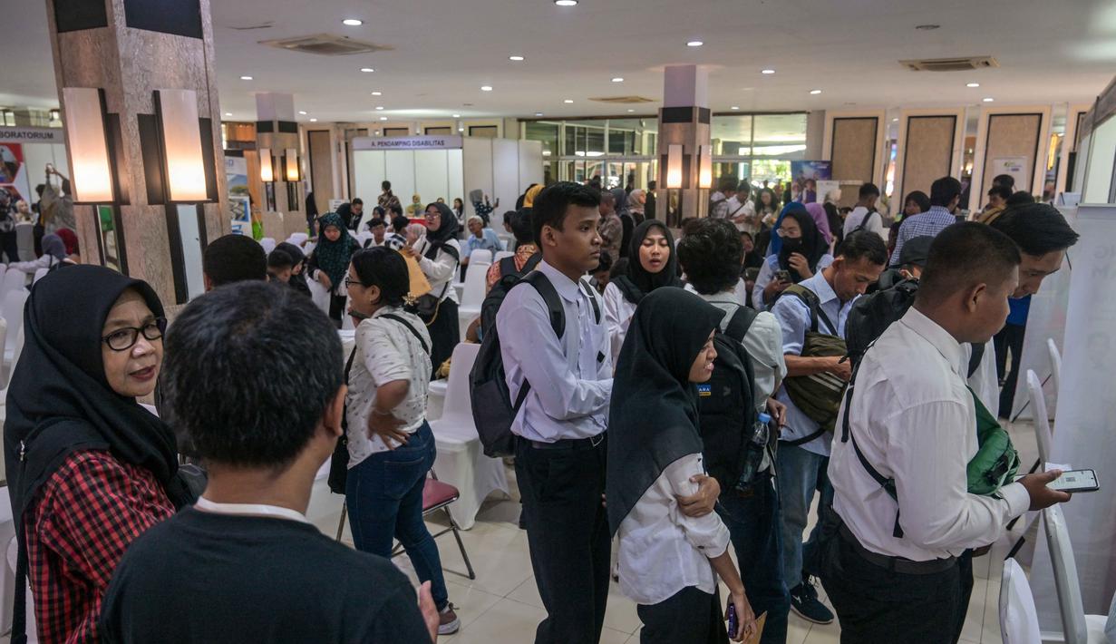 Kegiatan yang dikhususkan bagi warga ber-KTP Surabaya ini menjadi langkah nyata pemerintah kota dalam membuka akses kerja yang lebih inklusif. Tampak dalam foto, para penyandang disabilitas menunggu untuk menyerahkan formulir lamaran mereka dalam bursa kerja yang diselenggarakan pemerintah daerah di Surabaya, Jawa Timur, pada Selasa 25 November 2025. (JUNI KRISWANTO/AFP)